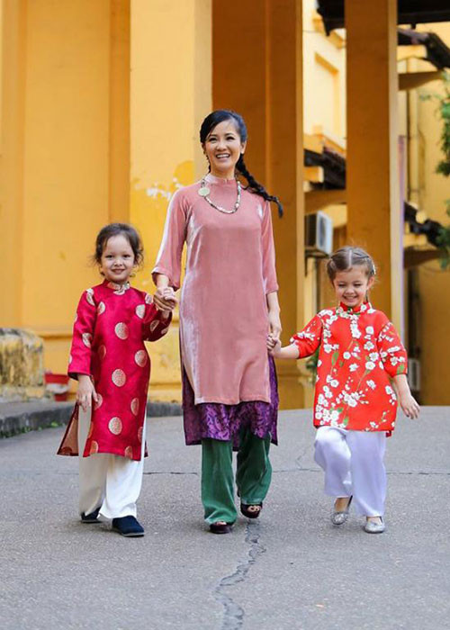 Cặp song sinh nhà Hồng Nhung mặc áo dài đón Tết, đi dạo phố hay dự sự kiện. Ảnh: Công lý &amp; xã hội