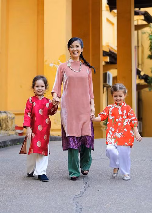 Cặp song sinh nhà Hồng Nhung mặc áo dài đón Tết, đi dạo phố hay dự sự kiện. Ảnh: Công lý &amp; xã hội