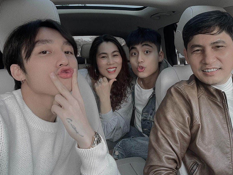 Dịp Tết Nguyên đán, Sơn Tùng M-TP đăng tải hình ảnh vui vẻ bên gia đình.