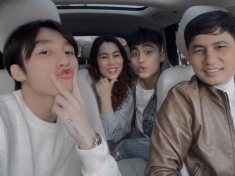 Dịp Tết Nguyên đán, Sơn Tùng M-TP đăng tải hình ảnh vui vẻ bên gia đình.