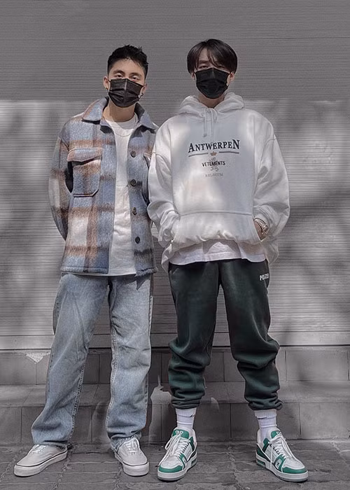 Nam ca sĩ chia sẻ hình ảnh bên em trai.