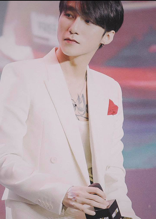 Sơn Tùng M-TP không có động thái bảo vệ Hải Tú khỏi những tin đồn dù cô là diễn viên độc quyền của công ty. Anh cũng giữ im lặng về ồn ào tình cảm.