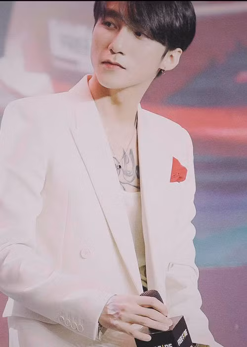 Sơn Tùng M-TP không có động thái bảo vệ Hải Tú khỏi những tin đồn dù cô là diễn viên độc quyền của công ty. Anh cũng giữ im lặng về ồn ào tình cảm.