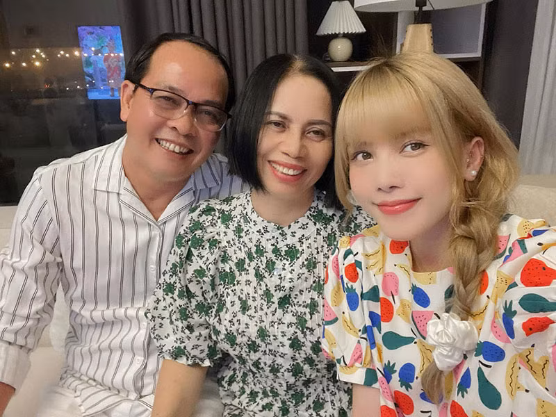 Giống Sơn Tùng M-TP, Thiều Bảo Trâm đăng tải hình ảnh đón Tết bên bố mẹ.