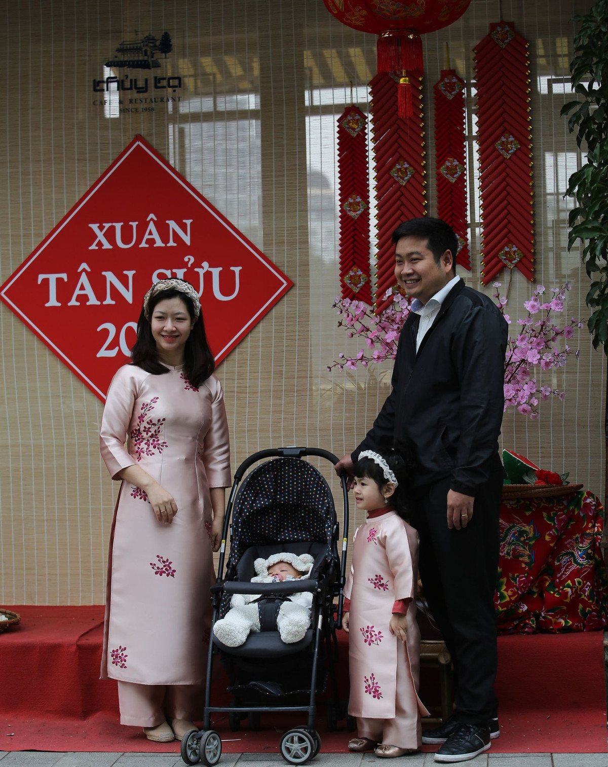 Một cặp mẹ con xúng xính áo dài chụp ảnh trong khung cảnh đậm chất xuân.