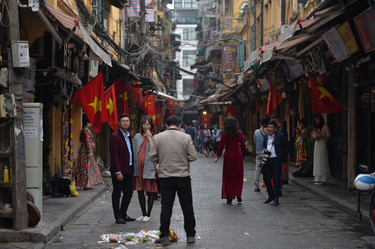 Một con phố cổ thu hút giới trẻ đến chụp ảnh.