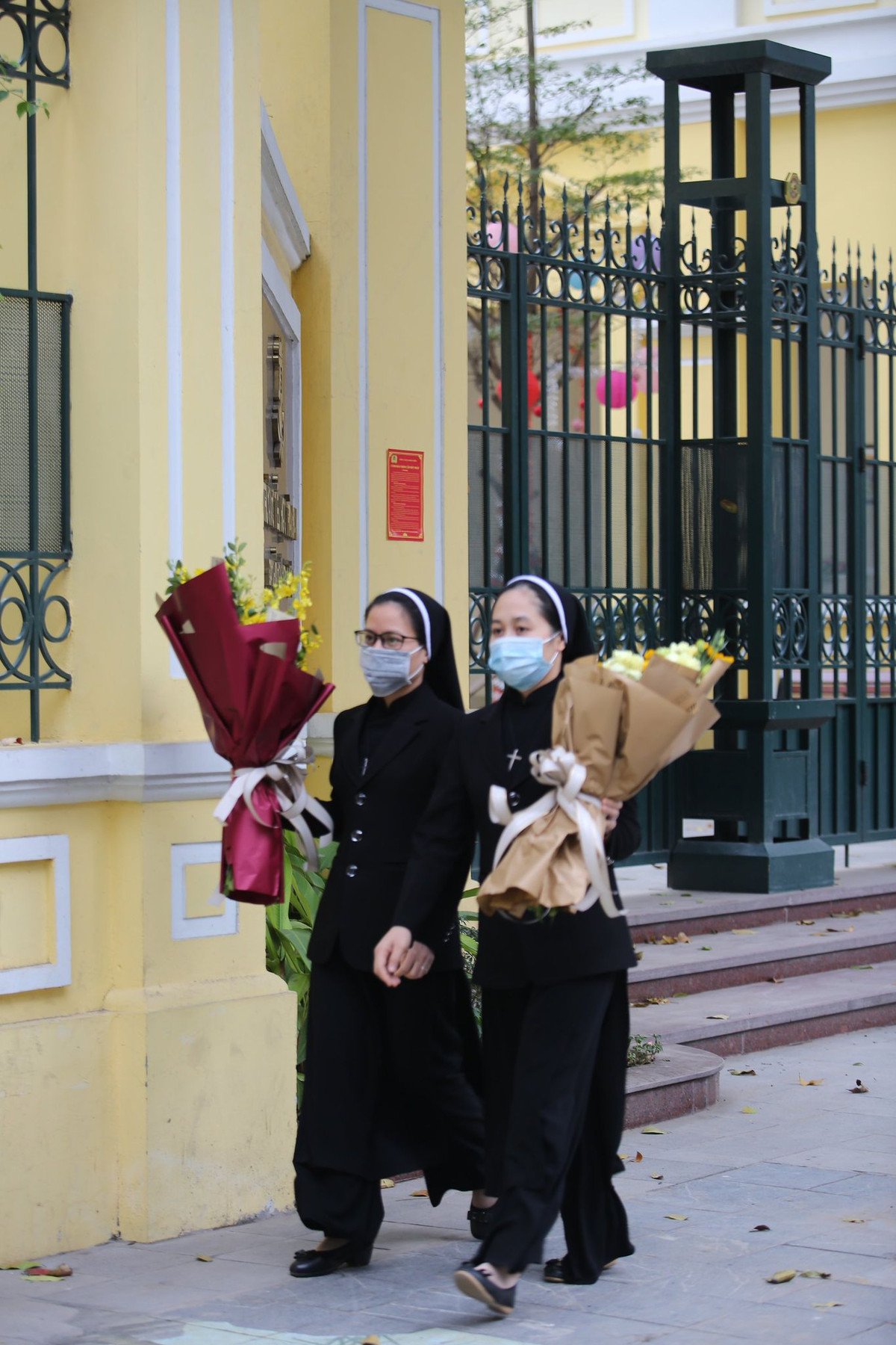 Xuống phố đầu năm, người dân Hà Nội không quên đeo khẩu trang phòng dịch COVID-19.