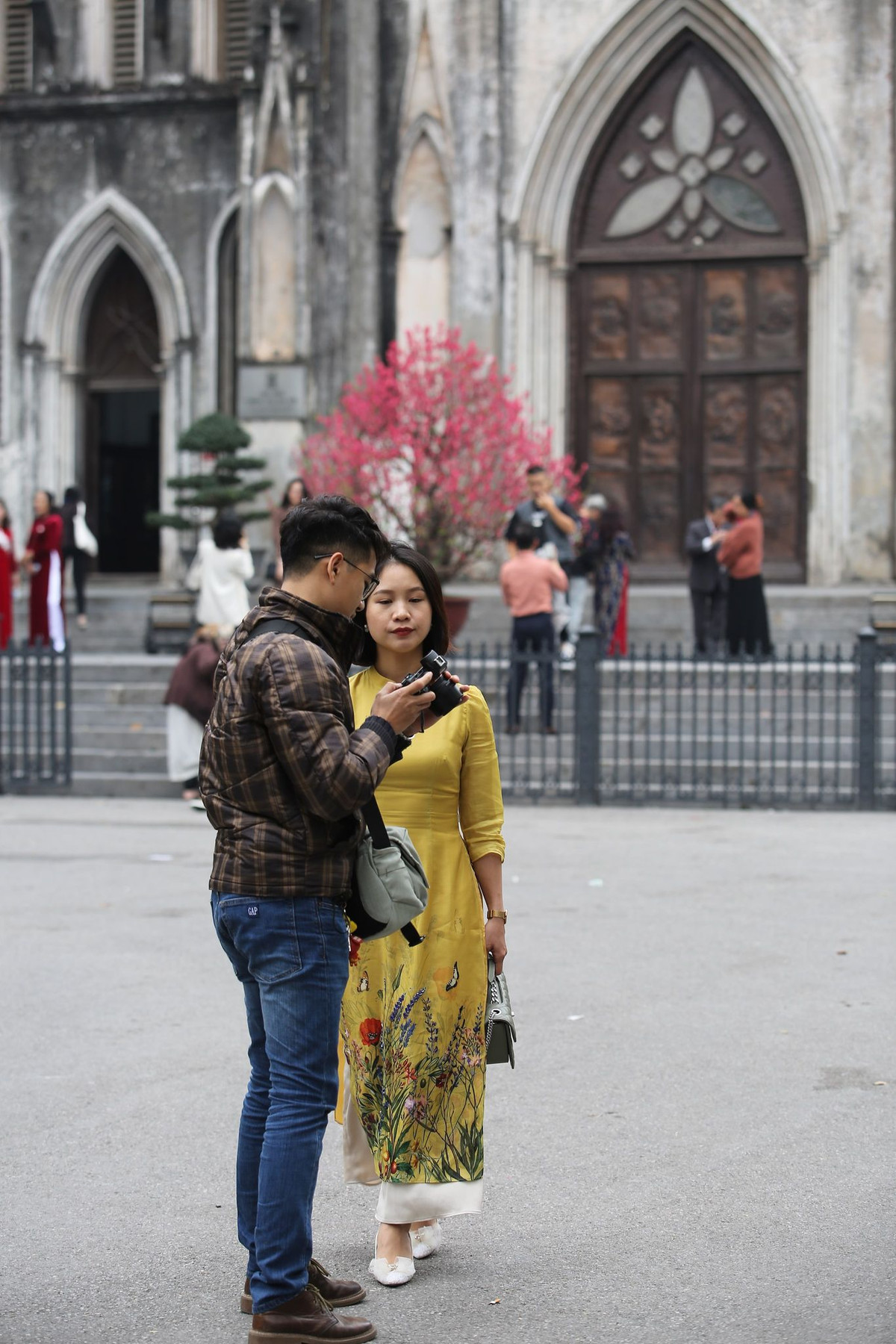 Không ít thiếu nữ diện áo dài truyền thống xuống phố tạo dáng.