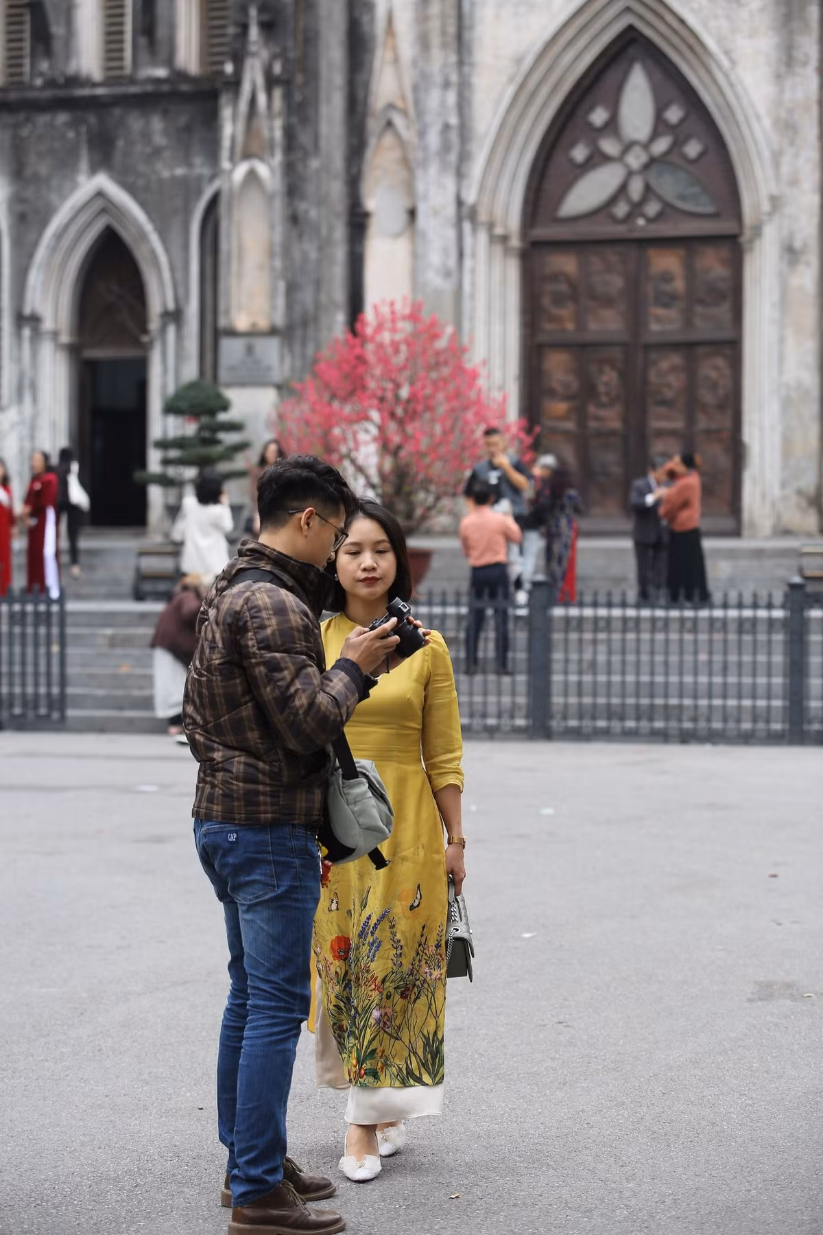 Không ít thiếu nữ diện áo dài truyền thống xuống phố tạo dáng.