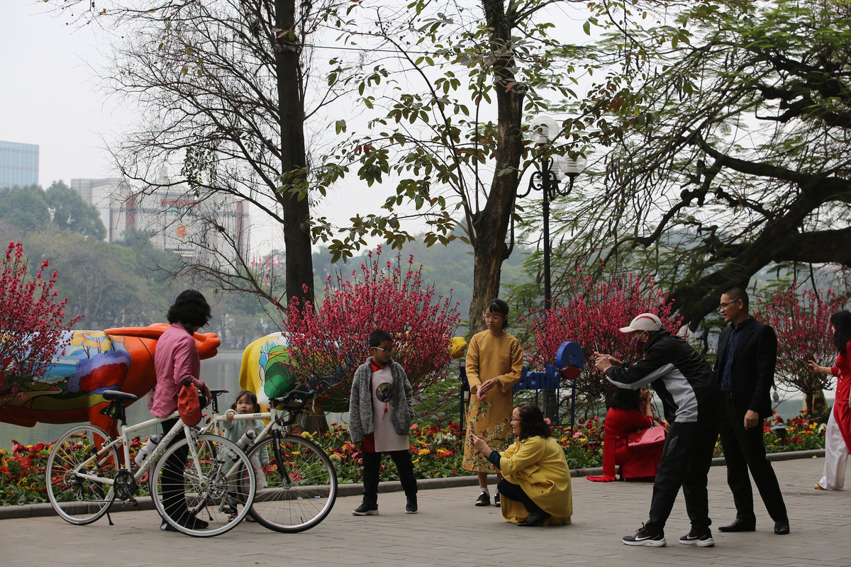 Một số gia đình đưa con đi chụp ảnh tại hồ Hoàn Kiếm vào ngày đầu tiên của năm mới.