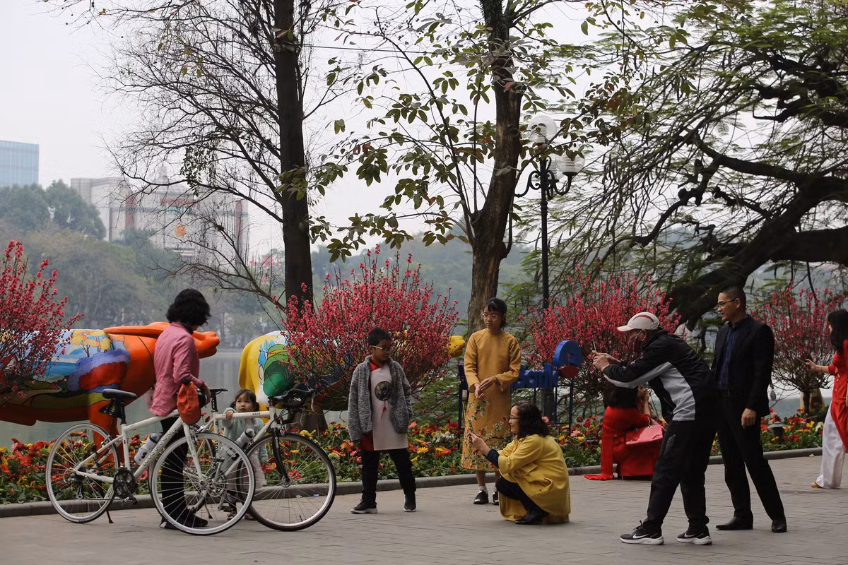 Một số gia đình đưa con đi chụp ảnh tại hồ Hoàn Kiếm vào ngày đầu tiên của năm mới.
