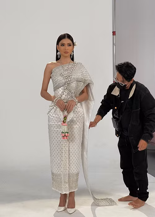 Trước khi lên đường dự thi, đại diện Việt Nam chiếm cảm tình của fan nước chủ nhà (Thái Lan) bởi việc diện trang phục truyền thống Thái Lan và học cách chào bằng tiếng Thái. Ảnh: VOV