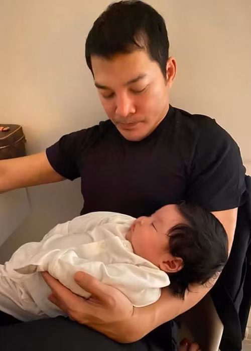 Thông tin Trần Bảo Sơn khoe con gái với vợ mới gây xôn xao dư luận. Theo diễn đàn của một chuyên trang về showbiz, con gái của Trần Bảo Sơn tên Trần Bảo Khanh.