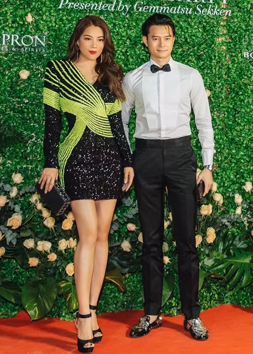 Theo nữ diễn viên, Anh Dũng thuộc công ty giải trí của cô nên việc cả hai thân thiết là điều bình thường.