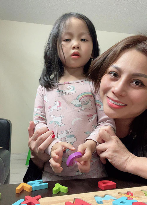 Gần đây, vợ cũ của diễn viên Hoàng Anh đăng tải loạt ảnh bên con gái. Dưới bài đăng, cô cho biết, nam diễn viên vẫn bỏ bê con.