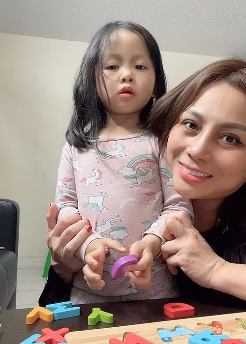 Gần đây, vợ cũ của diễn viên Hoàng Anh đăng tải loạt ảnh bên con gái. Dưới bài đăng, cô cho biết, nam diễn viên vẫn bỏ bê con.