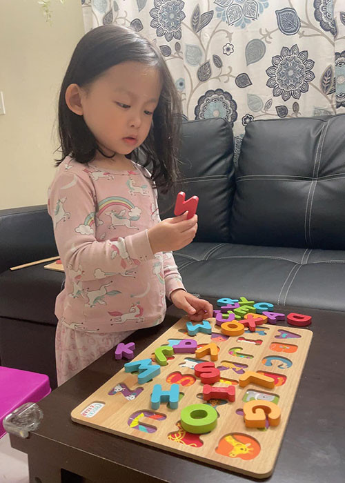 “Từ lúc đi đến giờ chưa hề hỏi thăm con mình, Tết cũng chưa một lời hỏi thăm, ở đâu ra nhận máu mủ ruột thịt. Chẳng lẽ nuôi sẵn cho lớn khôn rồi về nhận con, không bao giờ có chuyện đó đâu”, Quỳnh Như nói.