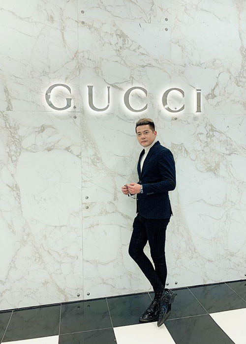 Hoàng Anh đến nay vẫn khóa bình luận trên trang cá nhân để tránh những ý kiến trái chiều từ cư dân mạng sau khi anh liên tục bị vợ cũ tố.