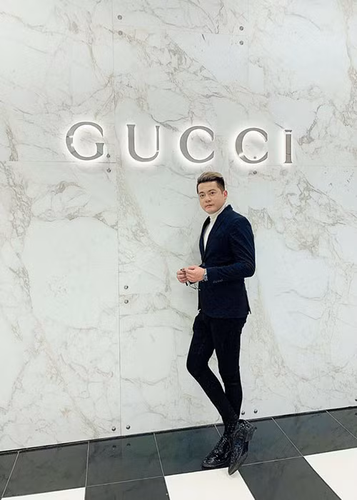 Hoàng Anh đến nay vẫn khóa bình luận trên trang cá nhân để tránh những ý kiến trái chiều từ cư dân mạng sau khi anh liên tục bị vợ cũ tố.