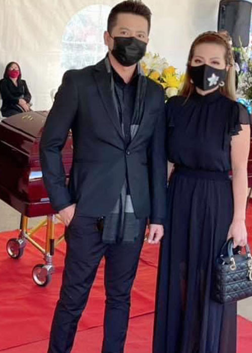 Hoàng Anh và Thắm Bebe đến viếng ca sĩ Quốc Anh.