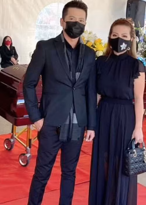 Hoàng Anh và Thắm Bebe đến viếng ca sĩ Quốc Anh.