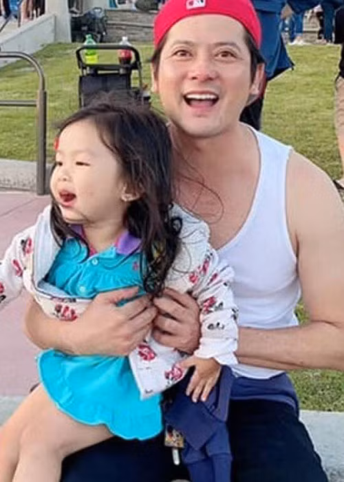 Trước khi ly hôn, Hoàng Anh được biết đến là người hết lòng yêu thương, chăm sóc con gái.