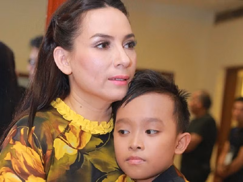 Không chỉ tạo điều kiện để Hồ Văn Cường theo đuổi ca hát, Phi Nhung còn chịu khó dạy dỗ con nuôi.