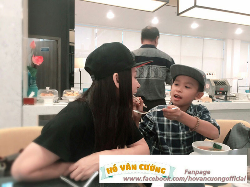 Hồ Văn Cường đang ở độ tuổi thay đổi tâm sinh lý nên không ít cư dân mạng mong Phi Nhung bỏ qua cho con nuôi.