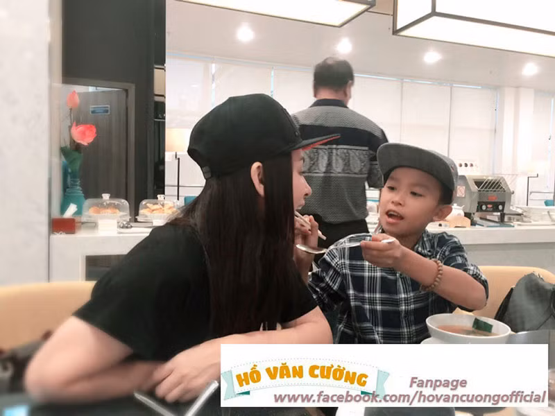 Hồ Văn Cường đang ở độ tuổi thay đổi tâm sinh lý nên không ít cư dân mạng mong Phi Nhung bỏ qua cho con nuôi.