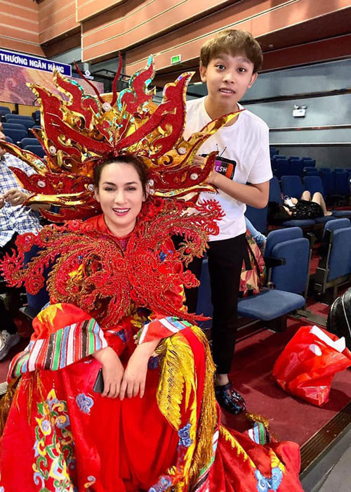 Trước khi Hồ Văn Cường lên tiếng phân trần, Phi Nhung cho biết, con nuôi ngoài đi học và đi hát là xuống nhà, còn lại 24/24 trong phòng, không biết chào hỏi ai trong gia đình, không biết phụ các em trong một năm nay.