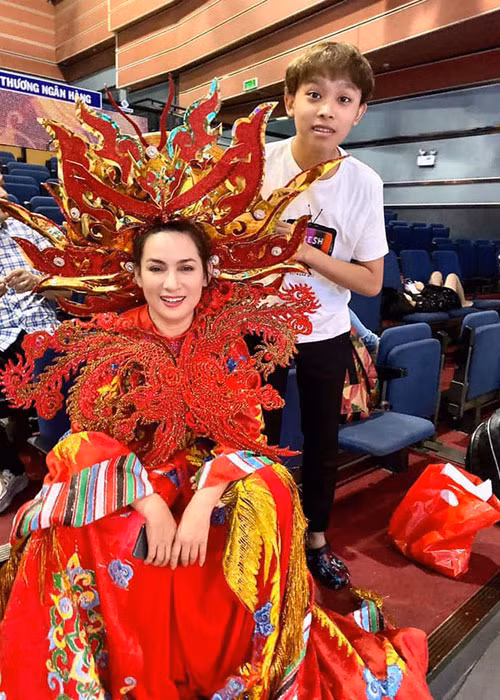 Trước khi Hồ Văn Cường lên tiếng phân trần, Phi Nhung cho biết, con nuôi ngoài đi học và đi hát là xuống nhà, còn lại 24/24 trong phòng, không biết chào hỏi ai trong gia đình, không biết phụ các em trong một năm nay.