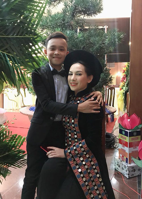 "Con không giỏi giao tiếp, không giỏi nói chuyện, có khi con cũng muốn được hòa nhập nhưng sự tự ti khiến con không thể hòa nhập với môi trường xung quanh", nam ca sĩ chia sẻ thêm.