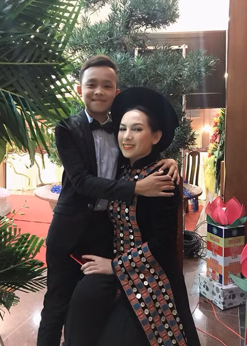 "Con không giỏi giao tiếp, không giỏi nói chuyện, có khi con cũng muốn được hòa nhập nhưng sự tự ti khiến con không thể hòa nhập với môi trường xung quanh", nam ca sĩ chia sẻ thêm.