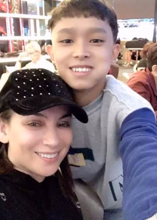 Hồ Văn Cường tâm sự rằng em đôi khi muốn trò chuyện thân thiết với mẹ nuôi nhưng không được rồi dần trở nên khép kín và thích ở một mình.