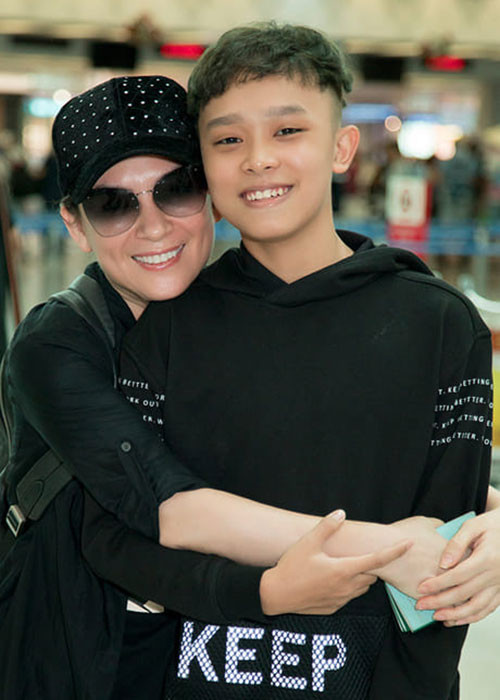 Cô chia sẻ sự thay đổi của Hồ Văn Cường: "Tóc mẹ chưa kịp chải, con đẹp là được. Ngoan, biết Tết đi thăm thầy cô giáo vậy là vui. Không được cứng đầu với mẹ nữa nhé. Quên con chưa trả tiền làm tóc cho mẹ, Cường ơi".