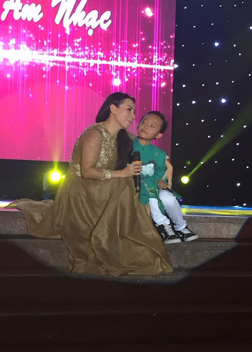 Nữ ca sĩ nhận Hồ Văn Cường là con nuôi cách đây 5 năm.