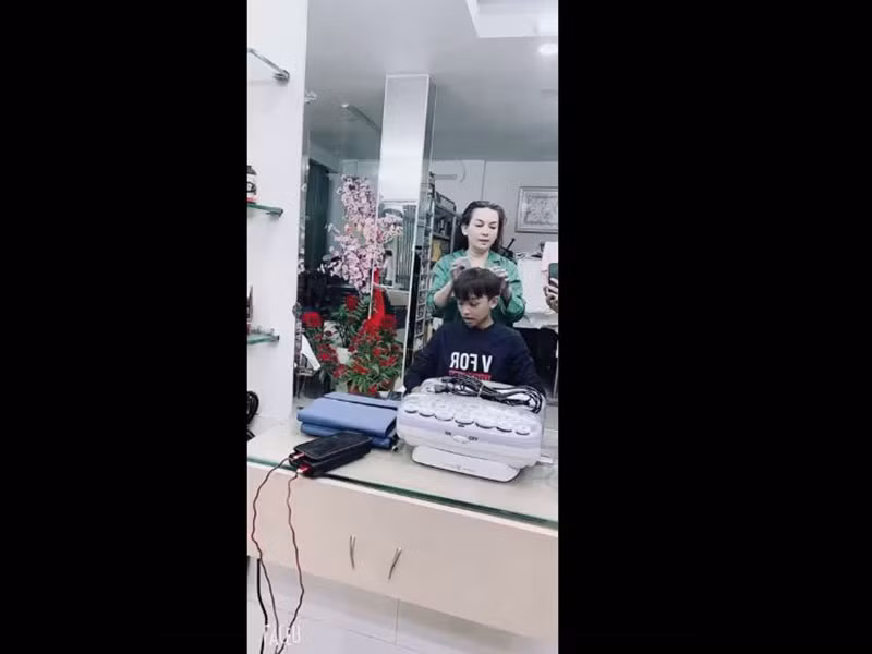 Trước đó, khi bị mẹ trách móc, Hồ Văn Cường lên tiếng xin lỗi. Sau động thái của con nuôi, Phi Nhung đăng tải hình ảnh giúp con trai làm tóc.