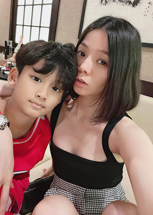 Vào tháng 10/2020, thông tin Lệ Quyên ly hôn ông chủ phòng trà Đức Huy được người trong cuộc xác nhận. Cả hai chia tay sau 10 năm chung sống, có một cậu con trai chung tên Kỳ Anh, tên thân mật là Bo. Bé Kỳ Anh biết chuyện bố mẹ ly hôn. Theo lời Lệ Quyên, cô không lảng tránh bất kì câu hỏi nào từ phía con trai.