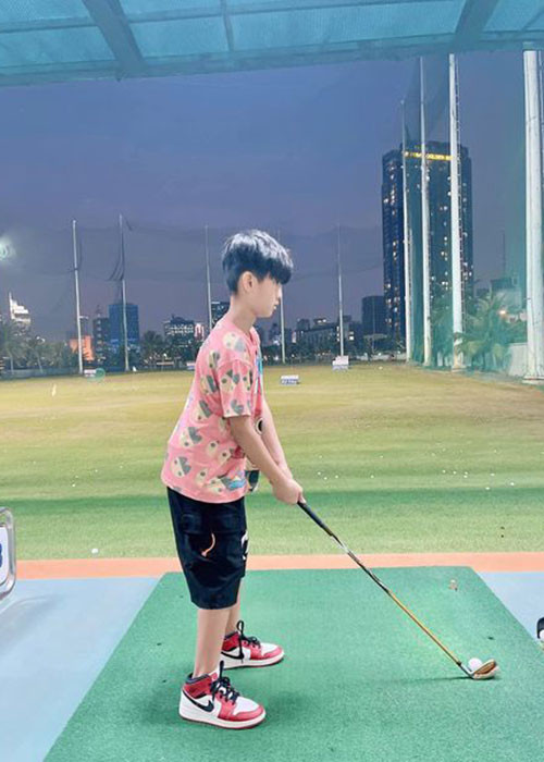 Cậu nhóc vẫn nhận được sự yêu thương của cả bố lẫn mẹ.