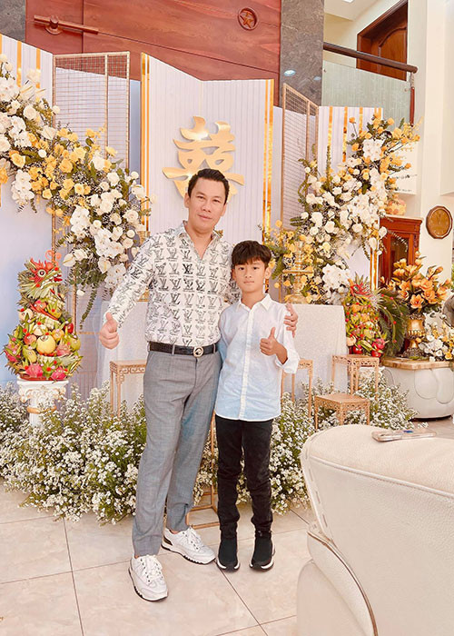 Có bố là ông chủ phòng trà, mẹ là nữ hoàng phòng trà, bé Kỳ Anh có cuộc sống "ngậm thìa vàng".