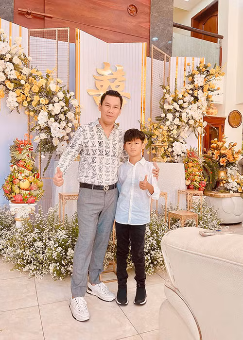 Có bố là ông chủ phòng trà, mẹ là nữ hoàng phòng trà, bé Kỳ Anh có cuộc sống "ngậm thìa vàng".