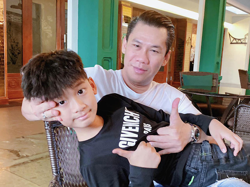 Chồng cũ của Lệ Quyên tâm sự: "Bo nói Tết năm nay chỉ thích ở nhà với ba thôi. Nghe con nói vậy là ấm lòng ba rồi".