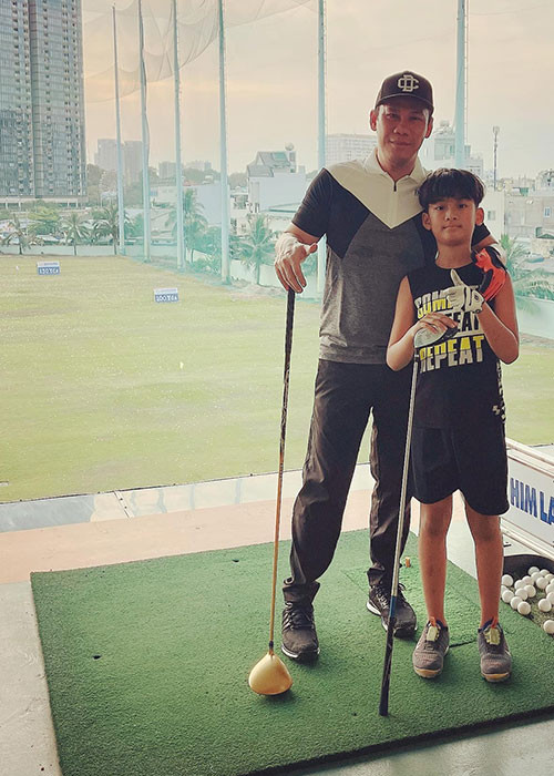 Gần đây, cậu nhóc thường theo bố đi đánh golf.