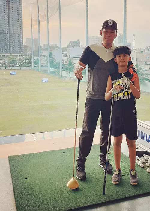 Gần đây, cậu nhóc thường theo bố đi đánh golf.