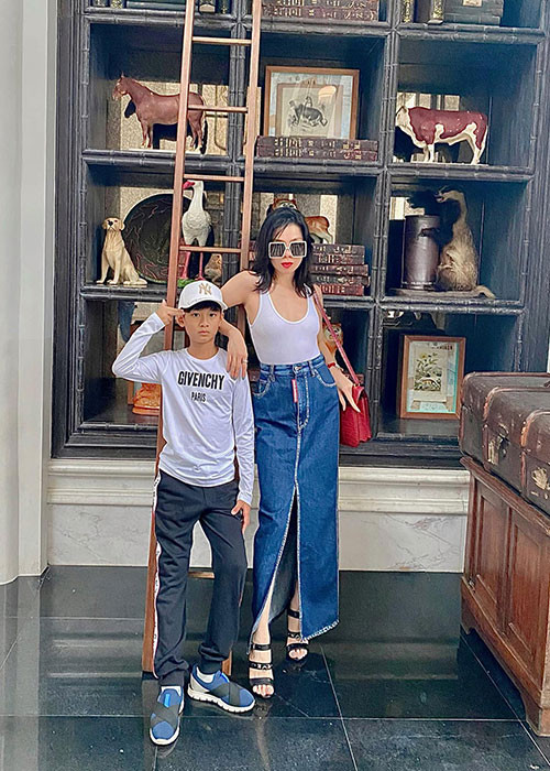 Bé Kỳ Anh sống cùng bố nhưng vẫn thường xuyên được mẹ chăm sóc. Lệ Quyên từng nhắn nhủ con trai sau khi ly hôn: "Nghĩa vụ của mẹ là bảo vệ con vì con là cuộc sống, là cuộc đời mẹ".