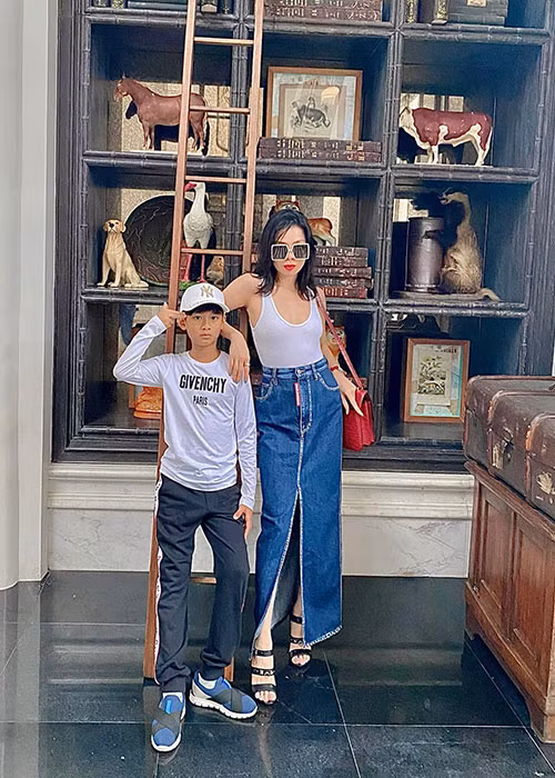 Bé Kỳ Anh sống cùng bố nhưng vẫn thường xuyên được mẹ chăm sóc. Lệ Quyên từng nhắn nhủ con trai sau khi ly hôn: "Nghĩa vụ của mẹ là bảo vệ con vì con là cuộc sống, là cuộc đời mẹ".