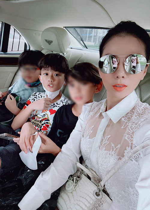 "Con trai tôi là người rất mạnh mẽ và cá tính. Nếu thấy mẹ trả lời đủ nội dung cần nghe, bạn ấy sẽ bảo "được rồi mẹ ạ". Con cực kỳ giống tôi - mạnh mẽ, hiểu chuyện", Lệ Quyên kể.