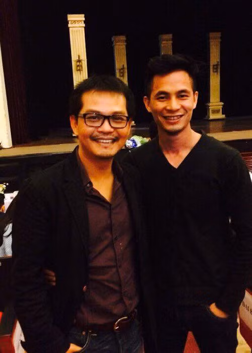 Chia sẻ trên Người đưa tin, nam diễn viên phim “Hướng dương ngược nắng” cho biết, do thần tượng NSND Trung Hiếu nên từ khi ra trường anh đã đầu quân về nhà hát cùng đàn anh. Ngoài ra, vì có lối diễn và điệu cười rất giống Trung Hiếu nên Mạnh Cường thường bị anh em trong nhà hát trêu “Trung Hiếu phiên bản lỗi”. Ảnh: Người đưa tin