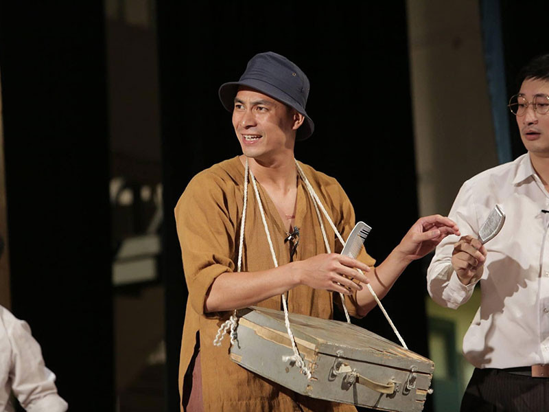 Mạnh Cường đang công tác tại Nhà hát kịch Hà Nội.