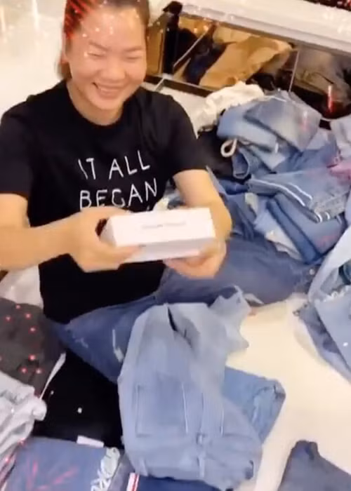 Ngọc Trinh hào phóng với người giúp việc tên Thúy Kiều. Cô tặng điện thoại hàng hiệu đến trả lương "khủng" cho giúp việc.